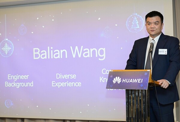 발리안 왕 한국화웨이 최고경영자(CEO)가 미디어 행사를 통해 2023년 화웨이 성과에 대해 발표를 진행하고 있다. (사진=한국화웨이)/그린포스트코리아