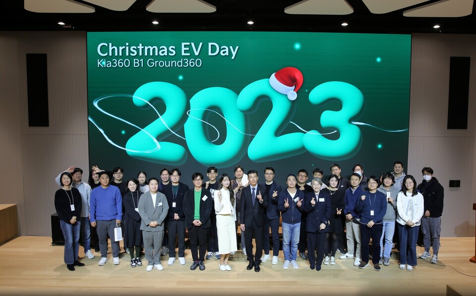 크리스마스를 맞아 지속가능경영 캠페인의 일환으로 임직원과 함께하는 ‘2023 크리스마스 EV 데이’를 추진한 기아. (사진=기아)/그린포스트코리아