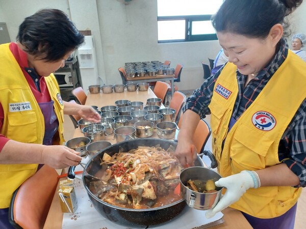 복지시설에서 급식봉사하는 박원숙 LG 의인상 수상자(오른쪽). (사진=LG)/그린포스트코리아
