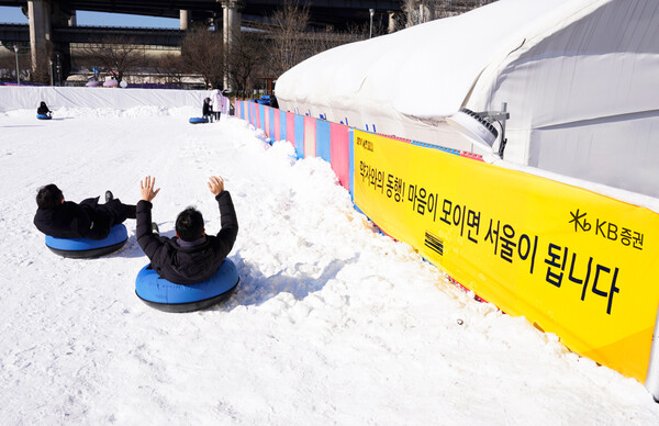 지난 21일, 서울 광진구 뚝섬 한강공원에서 지체장애인 대상으로 진행한‘약자와의동행’겨울 행사의 참가자들이 눈썰매를 즐기고 있다. (사진=KB증권)/그린포스트코리아