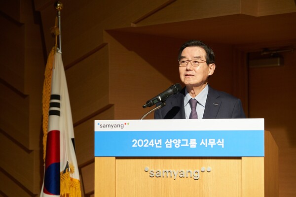 2일 판교 삼양디스커버리센터에서 열린 2024년 시무식에서 김윤 회장이 신년사를 발표하고 있다. (사진=삼양홀딩스)/그린포스트코리아