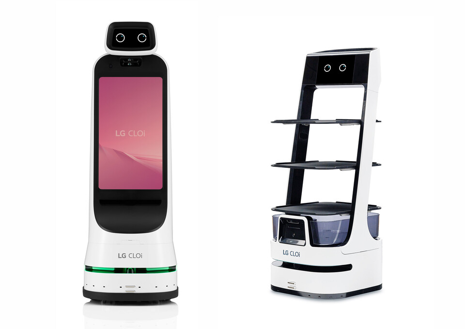  '스마트스코어'와 안내·배송 로봇 공급 계약을 맺고 동남아 시장으로 로봇 서비스 활동 영역을 확대하는 LG전자. 사진은 LG 클로이 가이드봇(왼쪽)와 LG 클로이 서브봇. (사진=LG전자)/그린포스트코리아
