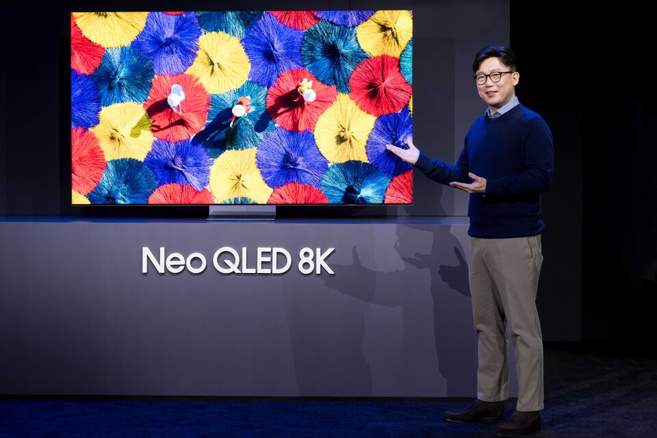 '삼성 퍼스트 룩 2024(Samsung First Look 2024)' 행사에서 2024년형 Neo QLED 8K를 소개하고 있는 용석우 삼성전자 영상디스플레이사업부장 사장. (사진=삼성전자)/그린포스트코리아