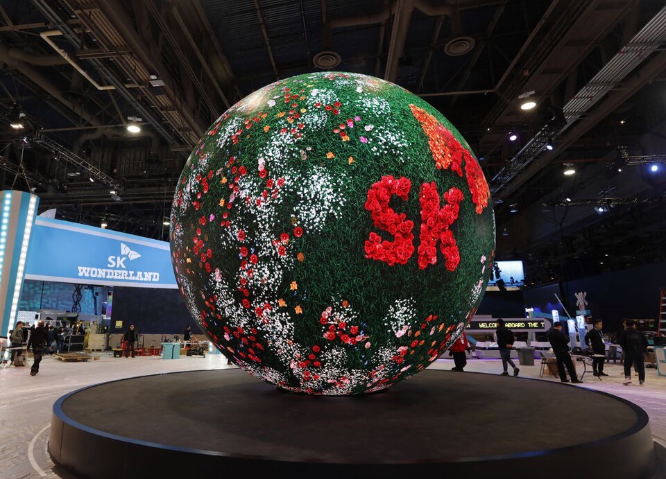 'CES2024' SK그룹관에서 전시 주제 영상을 상영하는 구형 LED 'Wonder Globe'. (사진=SK그룹)/그린포스트코리아
