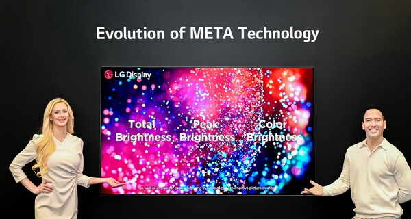 LG디스플레이 모델이 '메타 테크놀로지 2.0'이 적용된 OLED TV 패널 신제품을 소개하고 있다. (사진=LG디스플레이)/그린포스트코리아