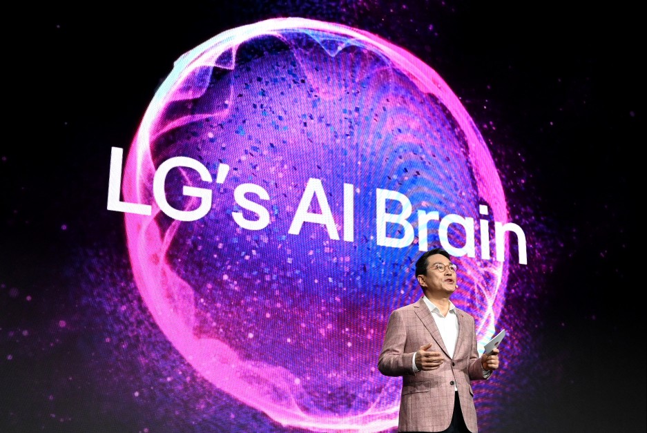 LG 월드 프리미어의 대표 연사로 등단해 고객경험 관점에서 재정립한 AI 의미와 LG전자 AI 기술의 차별점을 소개한 조주완 LG전자 사장. (사진=LG전자)/그린포스트코리아