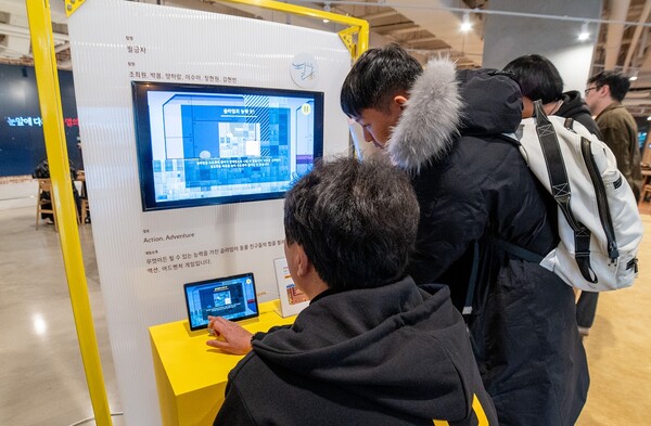 방문객들이 게임아카데미 수료생들의 작품을 관람하고 있다. (사진=넷마블)/그린포스트코리아