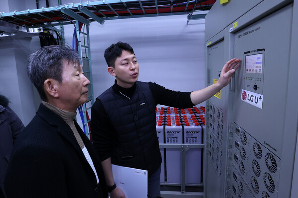 황현식 LG유플러스 대표(왼쪽)가 마곡 국사 내 전원공급장치에 대한 설명을 듣고 있는 모습. (사진=LG유플러스)/그린포스트코리아