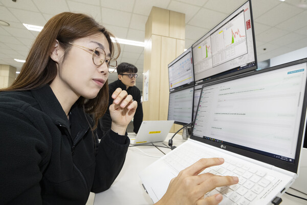 대전광역시 중구 KT문화빌딩에서 KT 네트워크 전문가가 차세대 SDN 컨트롤러를 활용해 인터넷 네트워크 장비를 관리하고 있다. (사진=KT)/그린포스트코리아