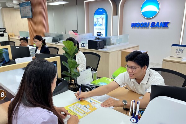 베트남우리은행 푸미흥 지점에서 직원이 내점 고객에게 우리루키 프로젝트 베트남 해외의료 지원사업에 대해 안내하고 있다. (사진=우리은행)/그린포스트코리아