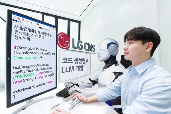 개발자의 코딩 업무를 지원하고 있는 AI 연출 모습. (사진=LG CNS)/그린포스트코리아