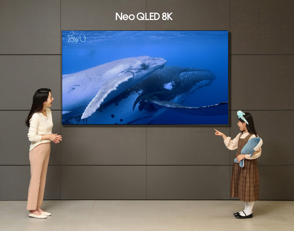 국내 최초 8K 수중 촬영으로 제작한 SBS 창사특집 다큐멘터리 '고래와 나'의 주요 장면을 Neo QLED 8K로 감상할 수 있는 '8K 고래와 나' 이벤트 실시하는 삼성전자. (사진=삼성전자)/그린포스트코리아