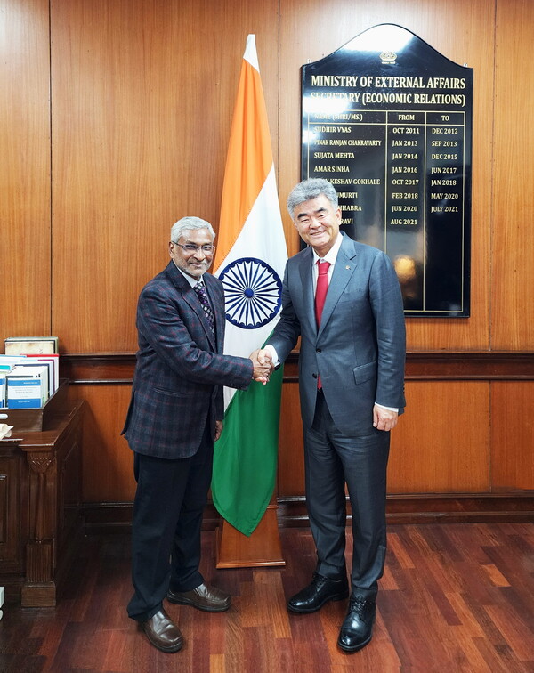 정원주 대우건설 회장이 2일 뉴델리에서 댐무 라비 인도 외교부 경제차관을 만나 면담했다. (사진=대우건설)/그린포스트코리아