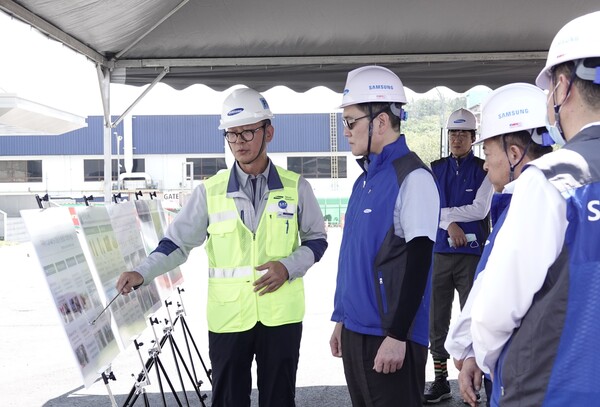 9일, 이재용 삼성전자 회장이 말레이시아 스름반 SDI 생산법인 2공장 현황을 보고 받고 있다. (사진=삼성전자)/그린포스트코리아
