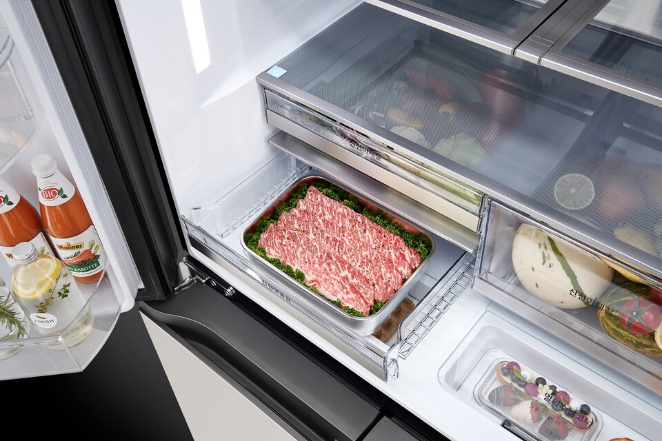 신선맞춤실에 '육류 소프트 프리징 모드'가 설정된 LG 디오스 상냉장 하냉동 냉장고 신제품. (사진=LG전자)/그린포스트코리아