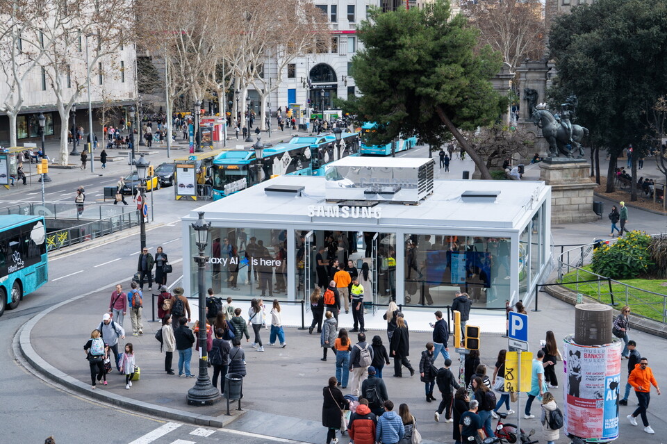 모바일 월드 콩그레스 2024(MWC24)를 앞두고 스페인 바르셀로나의 카탈루냐 광장에 '갤럭시 익스피리언스 스페이스'를 오픈한 삼성전자. (사진=삼성전자)/그린포스트코리아