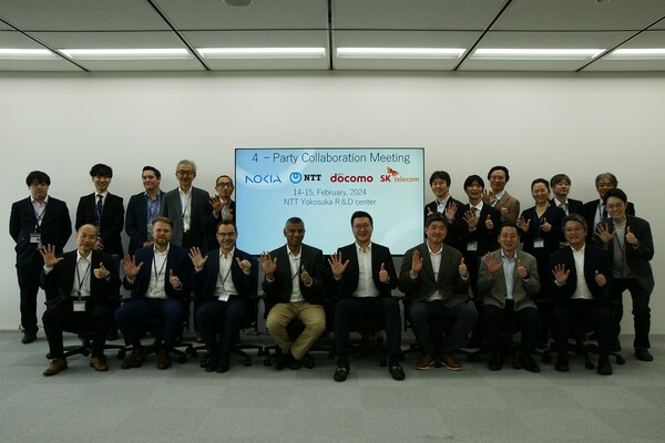 SK텔레콤은 NTT도코모, NTT, 노키아벨연구소와 협력, 향후 6G 이동통신을 위한 인공지능(AI) 기반 기지국 무선 송수신 기술을 개발하고 개념검증을 성공적으로 마쳤다. 4개사 기술 관계자들이 15일 일본 요코스카시 NTT 연구개발센터에서 진행된 기술 협력 회의에 참석한 모습. (사진=SK텔레콤)/그린포스트코리아