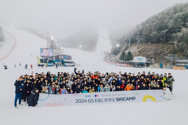 허윤홍 GS건설 대표와 임직원들의 스키 행사 모습. (사진=GS건설)/그린포스트코리아