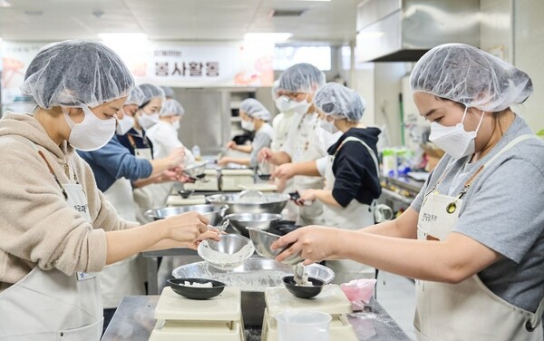한국투자증권 ALP 원우회가 24일 사랑의 제빵 나눔 봉사활동을 진행했다. (사진=한국투자증권)/그린포스코리아