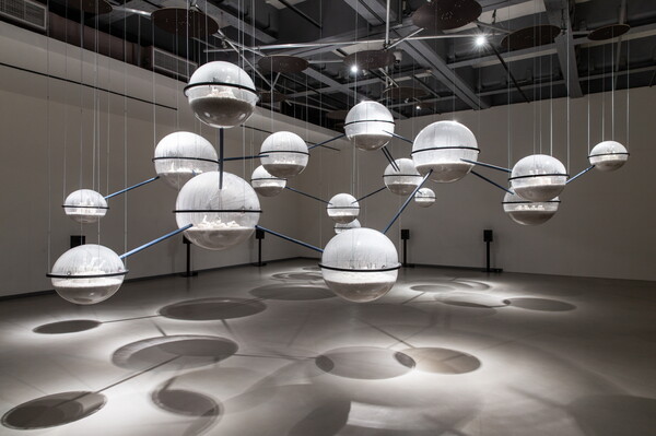 슈리칭이 3명의 동료작가와 함께 2018년 타이베이 비엔날레(Taipei Biennial)에서 선보인 설치미술 '균사체 네트워크 소사이어티(Mycelium Network Society)'. (사진=타이베이 시립 미술관)/그린포스트코리아