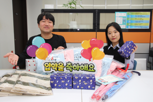 한국환경산업기술원 직원들이 2024년 초등학교에 입학하는 자녀를 둔 직원 가정에 전달할 축하 선물을 준비하고 있다. (사진=한국환경산업기술원)/그린포스트코리아