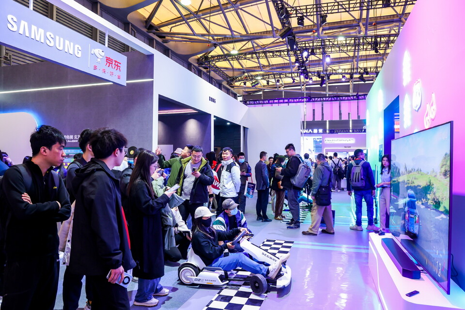 AWE 2024가 열리고 있는 중국 상하이 삼성전자 전시관에서 관람객들이 삼성전자의 다양한 제품과 솔루션들을 체험하고 있는 모습. (사진=삼성전자)/그린포스트코리아
