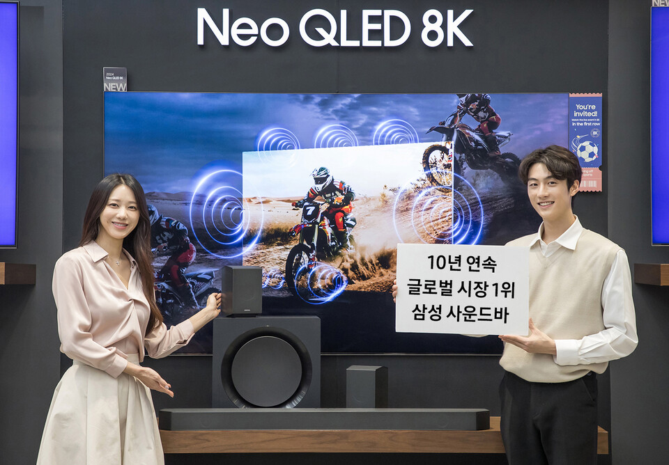 삼성전자 모델이 사운드바 10년 연속 글로벌 시장 1위 달성을 기념하며, 2024년형 사운드바 'HW-Q990D'와 2024년형 Neo QLED 8K 제품을 소개하고 있다. (사진=삼성전자)/그린포스트코리아
