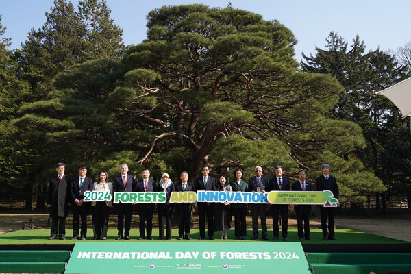 남성현 산림청장(왼쪽에서 일곱 번째), 쉥야요 탕 FAO한국사무소장(오른쪽에서 두 번째),아시아산림협력기구 사무차장 및 아시아산림협력기구 회원국 대사, 외교부 관계자 등이 세계 산림의 날 메시지를 담은 손팻말을 들고 기념촬영을 하고 있다. (사진=산림청)./그린포스트코리아