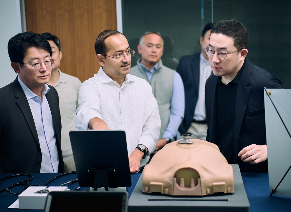 구광모 ㈜LG 대표(맨 오른쪽)가 미국 실리콘밸리에 있는 LG테크놀로지벤처스에 방문해 LG테크놀로지벤처스가 투자한 주요 스타트업의 기술을 자세히 살펴보고 있다. (사진=㈜LG)/그린포스트코리아