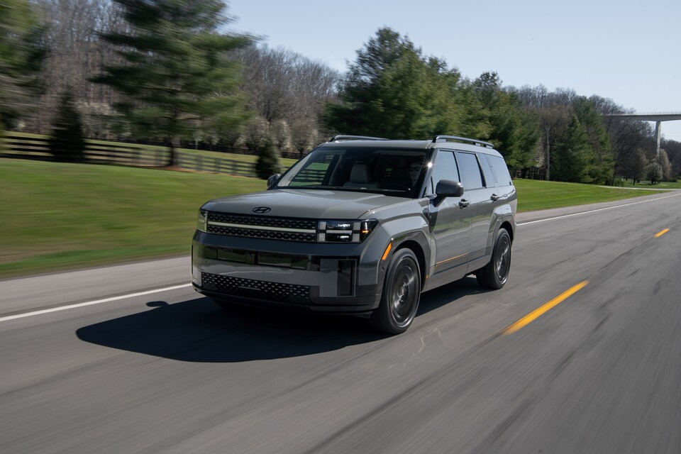 미국 J.D.파워의 ‘첨단 기술 어워드’에서 제네시스 GV70, 기아 카니발과 '최고 기술 적용 차량'으로 선정된 현대자동차의 산타페. (사진=현대자동차)/그린포스트코리아