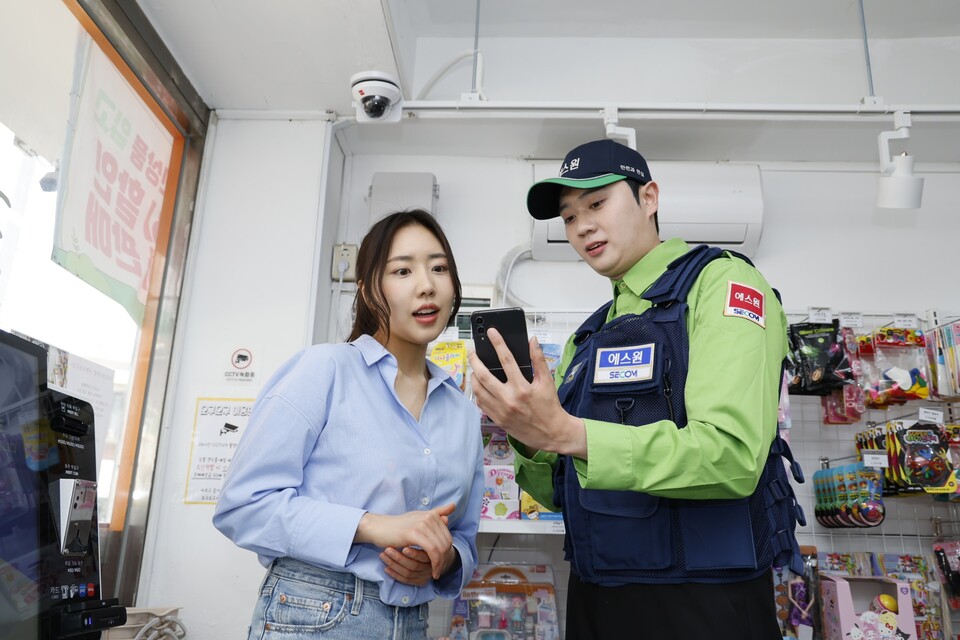 에스원 직원이 '안심라이프 올인원 패키지' 기능을 소개하고 있는 모습. (사진=에스원)/그린포스트코리아