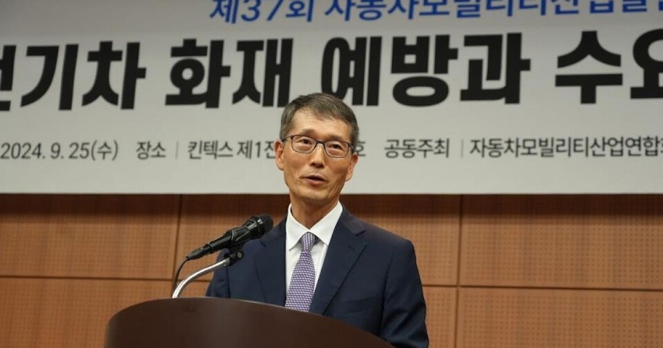 25일 `전기차 화재로 인한 국민불안 해소와 캐즘 극복 전략`을 주제로 자동차모빌리티산업발전포럼을 개최한 자동차모빌리티산업연합회와 3개 소비자단체. 사진은 인사말을 하고 있는 강남훈 자동차모빌리티산업연합회 회장. (사진=자동차모빌리티산업연합회)/그린포스트코리아