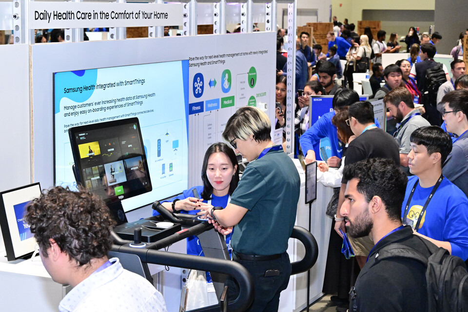 SDC 2024에 참여한 관람객들이 'AI for Platform' 전시 부스에서 '스마트싱스'와 '삼성헬스'의 연동 서비스를 체험하고 있는 모습. (사진=삼성전자)/그린포스트코리아