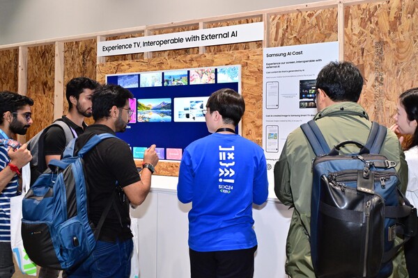 SDC 2024 'AI for Device' 전시 부스에서 '삼성 AI 캐스트' 기능을 확인하고 있는 관람객들의 모습. (사진=삼성전자)/그린포스트코리아
