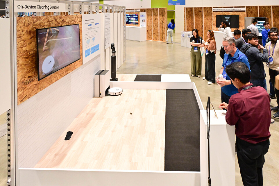 SDC 2024의 'AI for Device' 전시 부스에서 비스포크 AI 가전인 '비스포크 AI 스팀'의 기능을 확인하고 있는 관람객들의 모습. (사진=삼성전자)/그린포스트코리아
