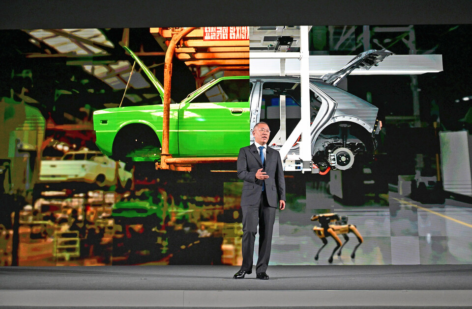 지난해 11월 울산 전기차 전용공장 기공식에서 기념 연설을 통해 전동화 전략을 강조한 정의선 현대자동차그룹 회장. (사진=현대자동차그룹)/그린포스트코리아