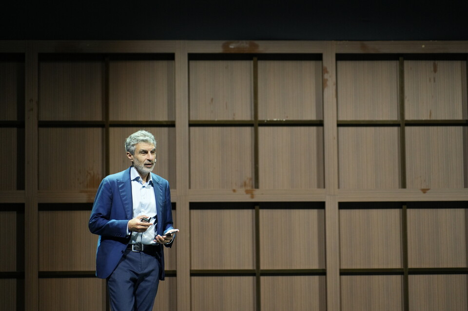 '삼성 AI 포럼 2024'의 1일차 포럼에서 기조 강연을 하고 있는 캐나다 몬트리올 대학교 요슈아 벤지오 교수. (사진=삼성전자)/그린포스트코리아