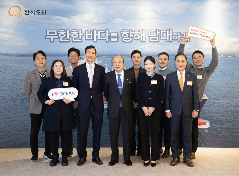 김승연 한화그룹 회장(가운데)이 한화오션 시흥R&D캠퍼스를 방문해 임직원들과 오찬 후 기념촬영을 하고 있는 모습. (사진=한화)/그린포스트코리아