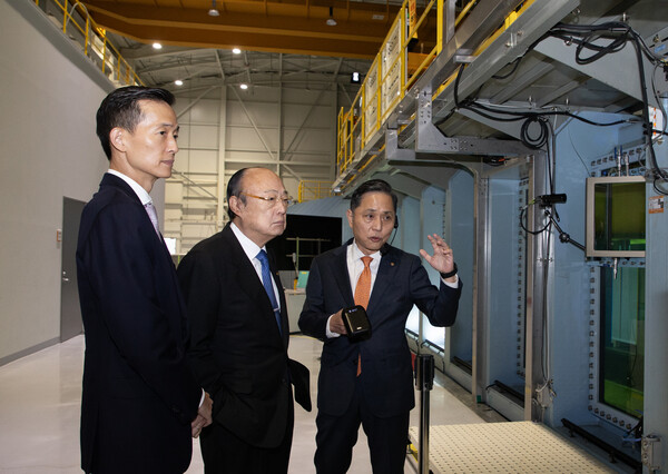 김승연 한화그룹 회장(가운데)과 김동관 한화그룹 부회장(왼쪽)이 한화오션 시흥R&D캠퍼스 공동수조에서 시연을 지켜보고 있다. (사진=한화)/그린포스트코리아