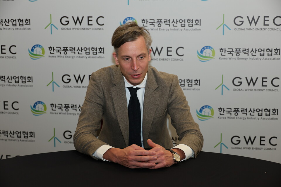 옌스 오르펠트 RWE 아시아태평양 대표가 인천 송도컨벤시아에서 열린 2024 아시아태평양 풍력에너지 서밋에 참여 후 인터뷰에 응하고 있다. (사진=한국풍력산업협회)/그린포스트코리아