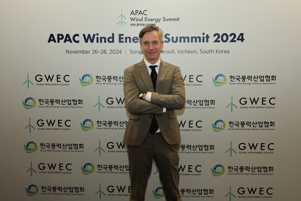 옌스 오르펠트 RWE 아시아태평양 대표가 인터뷰 후 사진 촬영에 응하고 있다. (사진=한국풍력산업협회)/그린포스트코리아