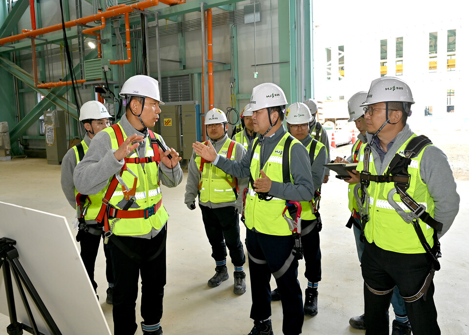김완석 HJ중공업 대표 현장 안전점검을 하고 있다. (사진=HJ중공업 건설부문)/그린포스트코리아