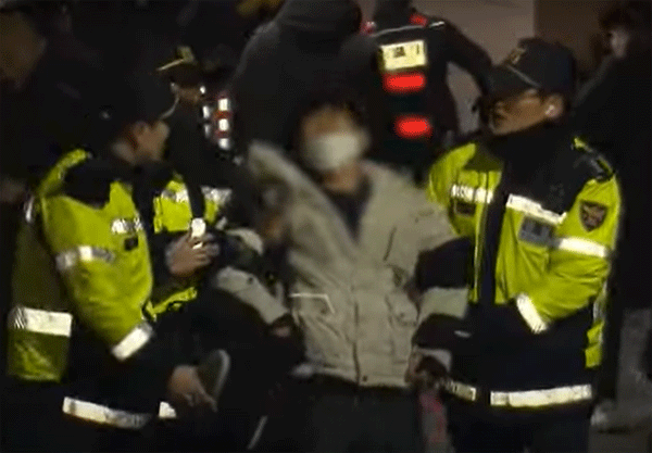 경철이 서울 마포구 공덕동 서울서부지방법원에서 윤석열 대통령 지지자를 연행하고 있다./19일 MBC 뉴스 화면