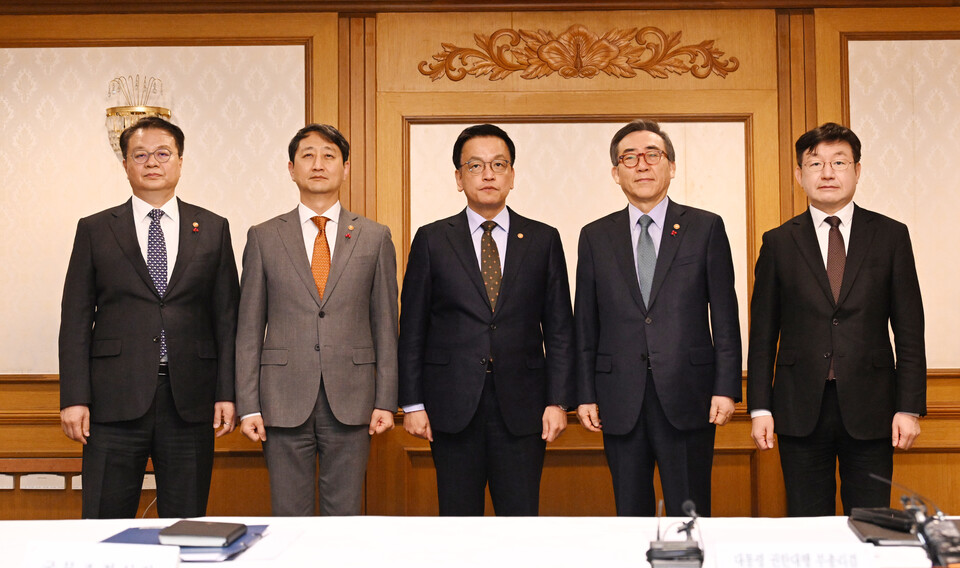 21일 정부서울청사에서 열린 '대외경제현안간담회'(왼쪽부터 방기선 국무조정실장, 안덕근 산업부 장관, 최상목 권한대행, 조태열 외교부 장관, 성태윤 대통령실 정책실장)./기획재정부 제공