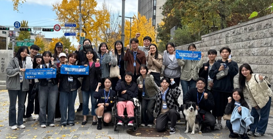 이동약자에게 장소의 접근성 정보를 제공하기 위해 '계단정복지도'를 만들고 있는 계단뿌셔클럽과 크러셔 클럽 크루원들. /계단뿌셔클럽 제공