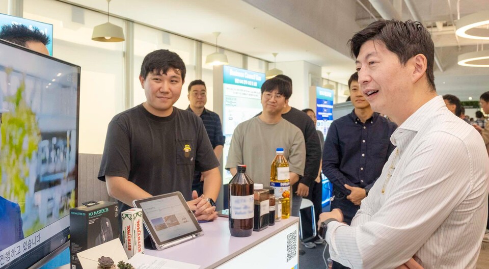 허세홍 GS칼텍스 사장(오른쪽)이 지난해 딥 트랜스포메이션 데이 행사에서 임직원들과 저탄소 신사업에 대해 대화를 나누고 있다./GS칼텍스 제공