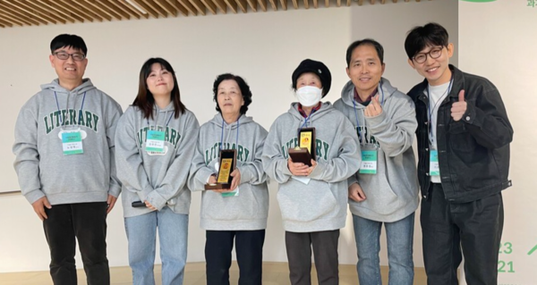 폐지 수거 어르신들의 삶의 질 향상을 위해 다양한 사회공헌 사업을 펼치고 있는 러블리페이퍼. /러블리페이퍼 제공