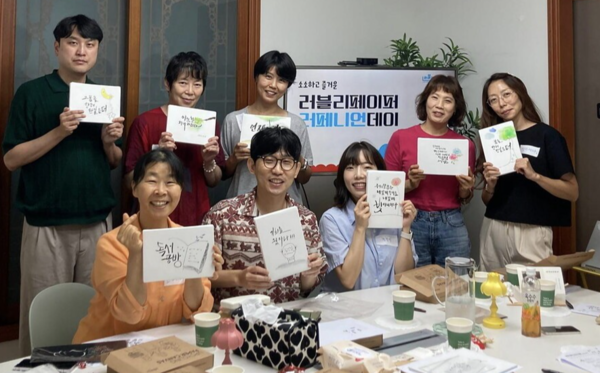 러블리페이퍼의 페이퍼캔버스아트 사업과 정기구독자들의 모습.. /러블리페이퍼 제공