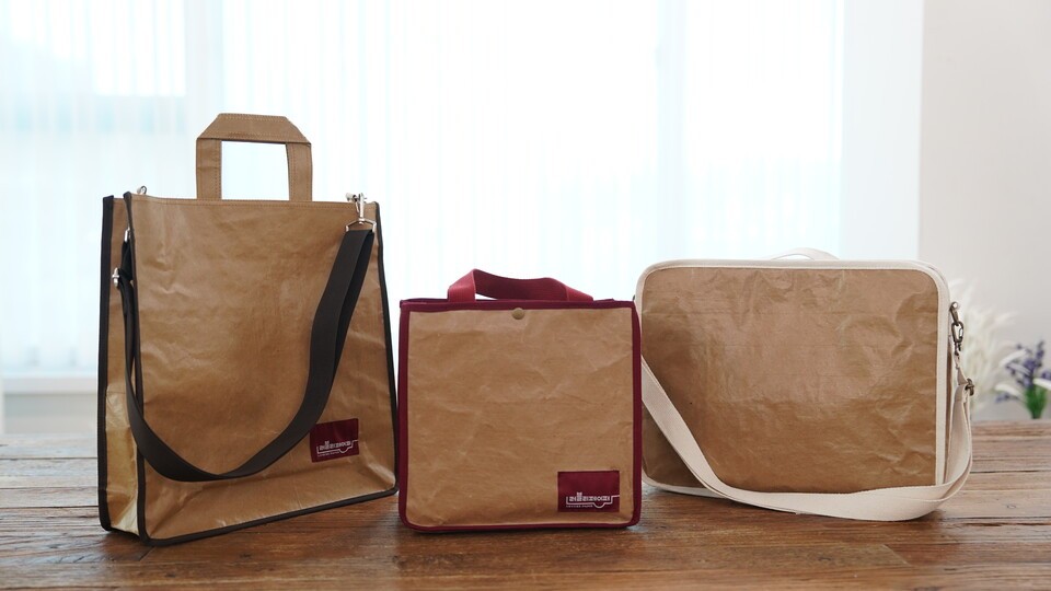 러블리페이퍼의 종이가죽으로 만든 제품. /러블리페이퍼