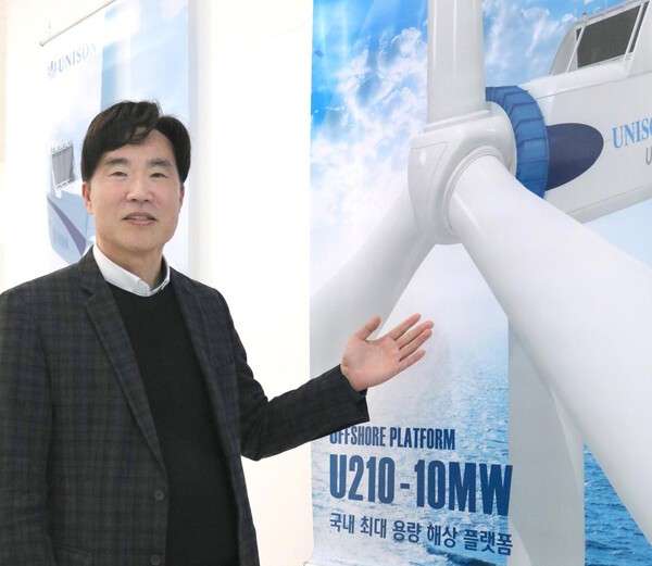 박원서 유니슨 대표가 6일 경기 과천 유니슨 본사 사무실 입구에 걸린 국내최대용량 해상플랫폼 U210-10MW 사진 앞에서 제품에 대해 설명하고 있다. /신익훈 전문기자